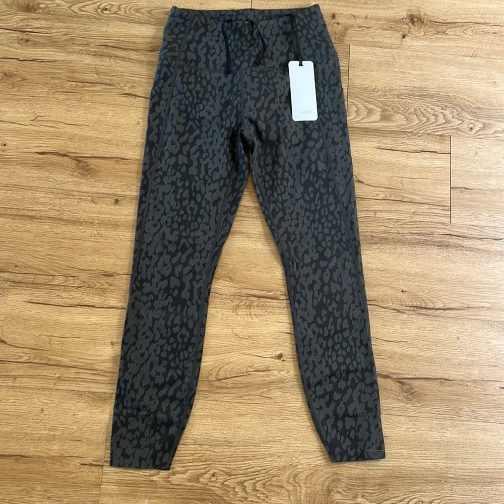 Varley leopard leggings Let’s go running 25” NWT. Size Small